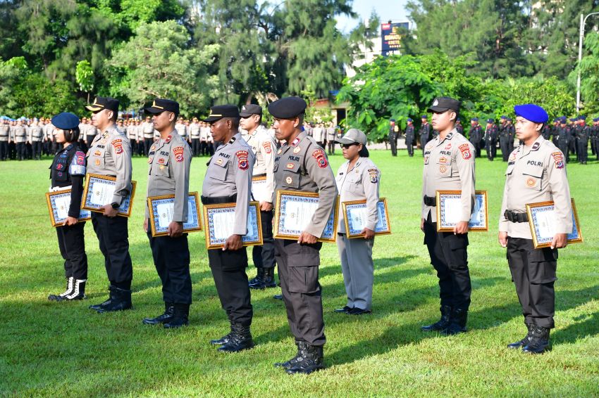 Berdedikasi, Puluhan Anggota Polda NTT Terima Penghargaan