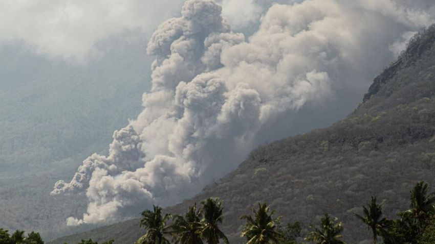 Gunung Lewotobi di Kabupaten Flores Timur kembali Semburkan Abu Vulkanik 900 Meter