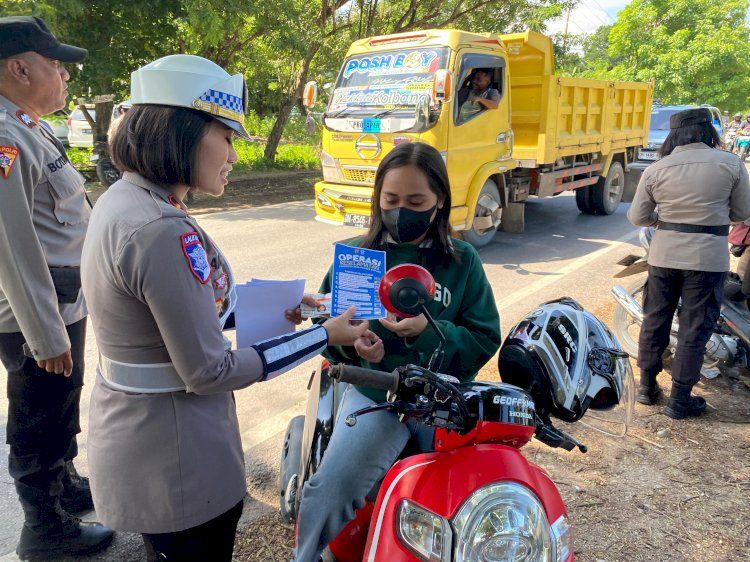 Polantas Polres Kupang Bagikan Coklat dan Brosur Saat Operasi Keselamatan Turangga 2025