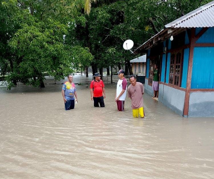 Kapolsek Kupang Tengah Sisir Rumah Warga Terdampak Banjir