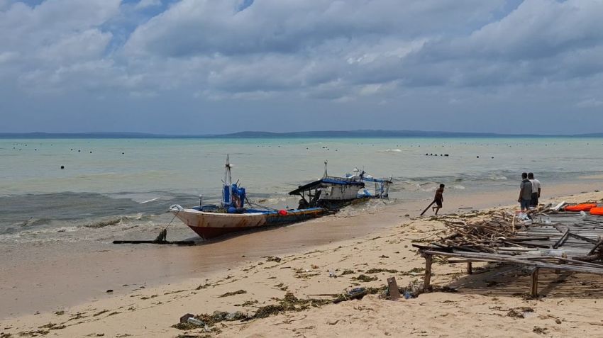 Dihantam Banjir Rob, Puluhan Perahu Nelayan di Kupang Rusak dan Hancur