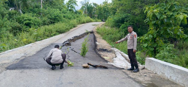 Jalan Raya dan Penahan Jalan di Kabupaten Belu Longsor Pasca Hujan Deras