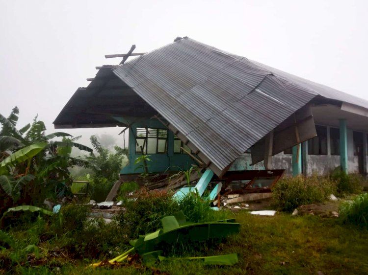 Tanah Longsor, Gedung SDN Fatululat Kupang Ambruk