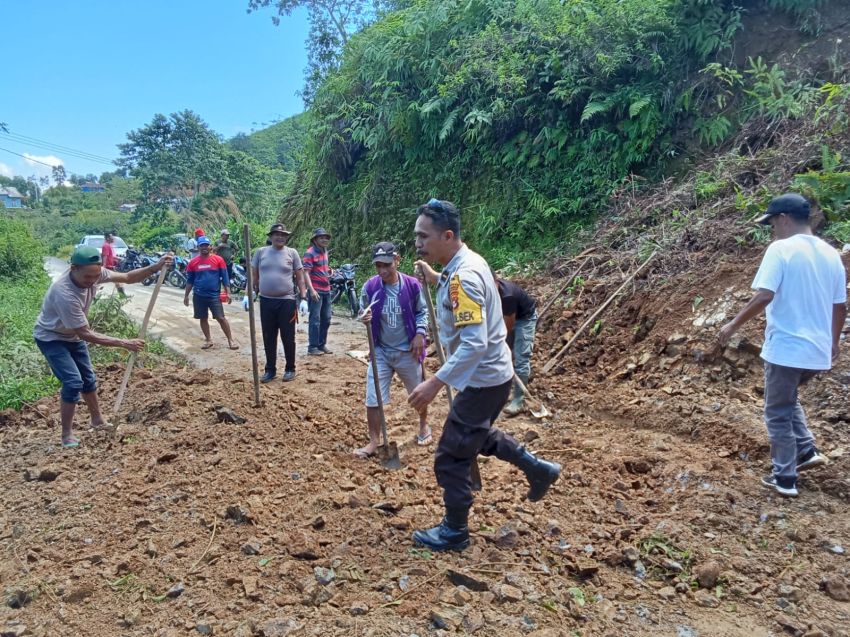Polisi dan Warga di Manggarai Barat Evakuasi Material Longsor sehingga Jalan Putus