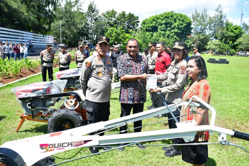 Salurkan 10 Traktor Bantuan Kementerian Pertanian, Kapolda NTT Targetkan Hasil Panen Harus Melonjak