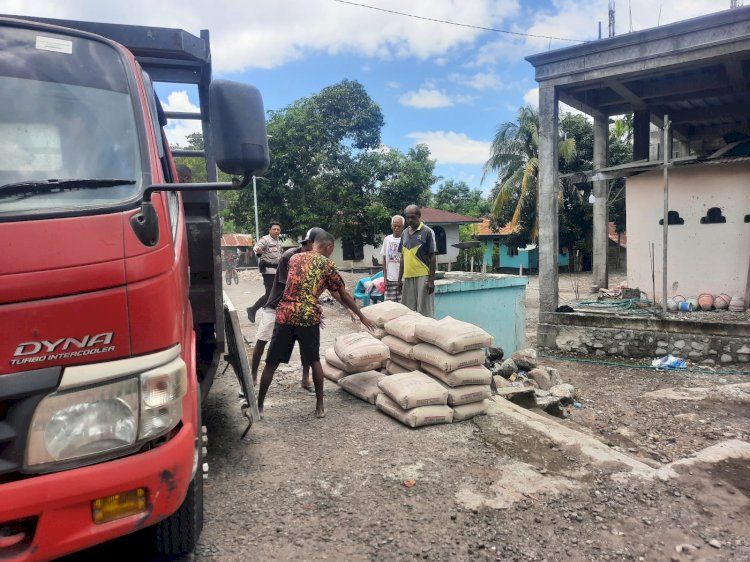 Baksos Religi, Polres Alor Salurkan Bantuan 100 Zak Semen untuk Pembangunan Masjid