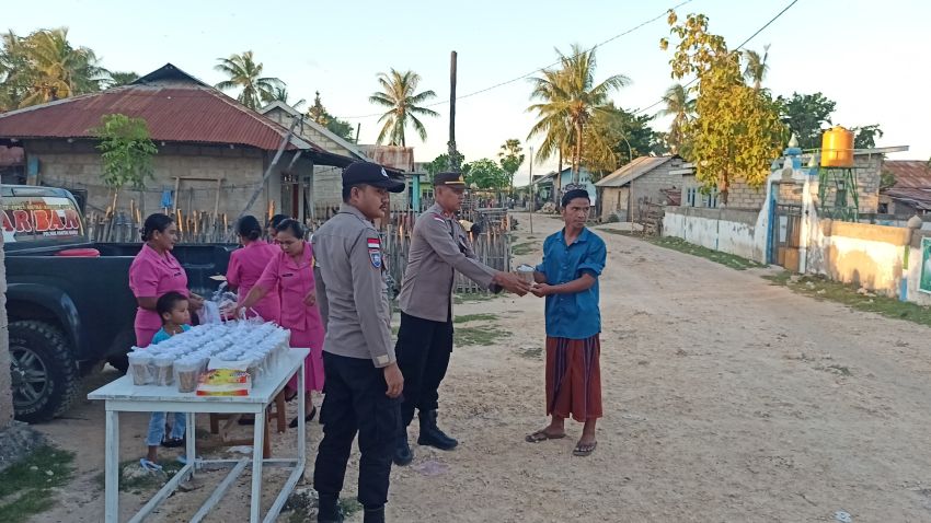 Anggota dan Bhayangkari Polsek Pantai Baru Bagi-bagi Takjil Gratis