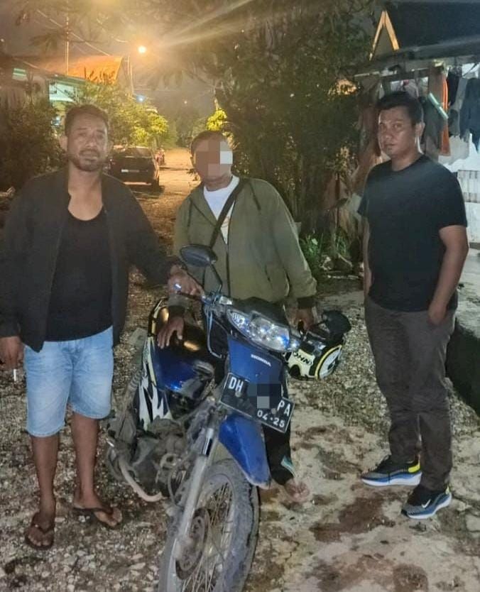 Nyaris Diseret Truk, Pengendara Sepeda Motor Malah Aniaya Sopir Truk dengan Helm