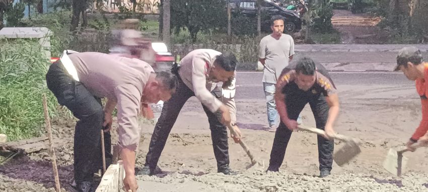 Polisi Perbaiki Jalan Rusak dan Berlubang di Labuan Bajo Pakai Cor Beton