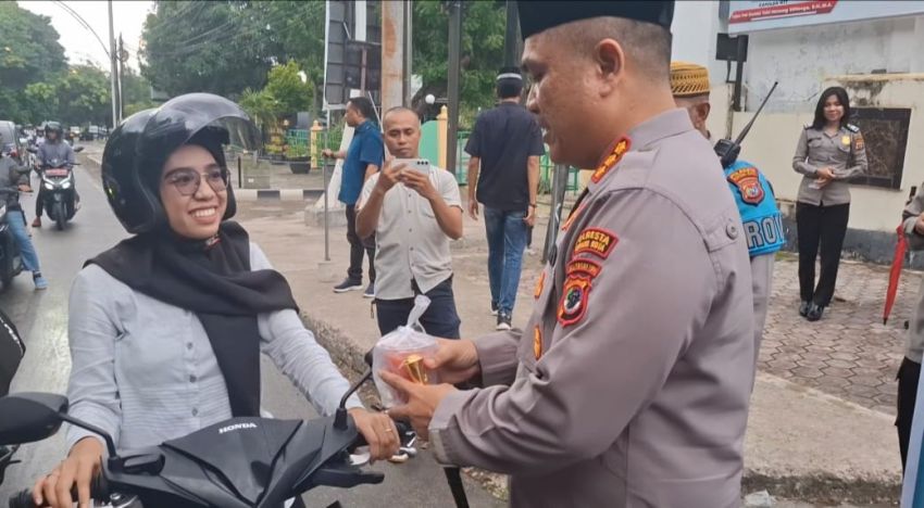 Polresta Kupang Kota Bagikan Ratusan Takjil Kepada Pengendara