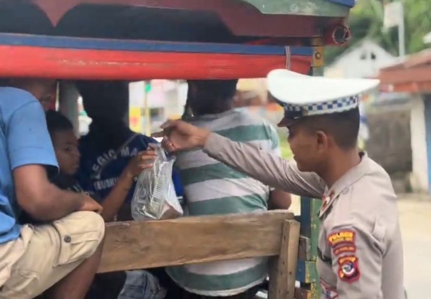 Satlantas Polres Manggarai Timur Tebar Kebaikan Ramadan dengan bagi Takjil Gratis