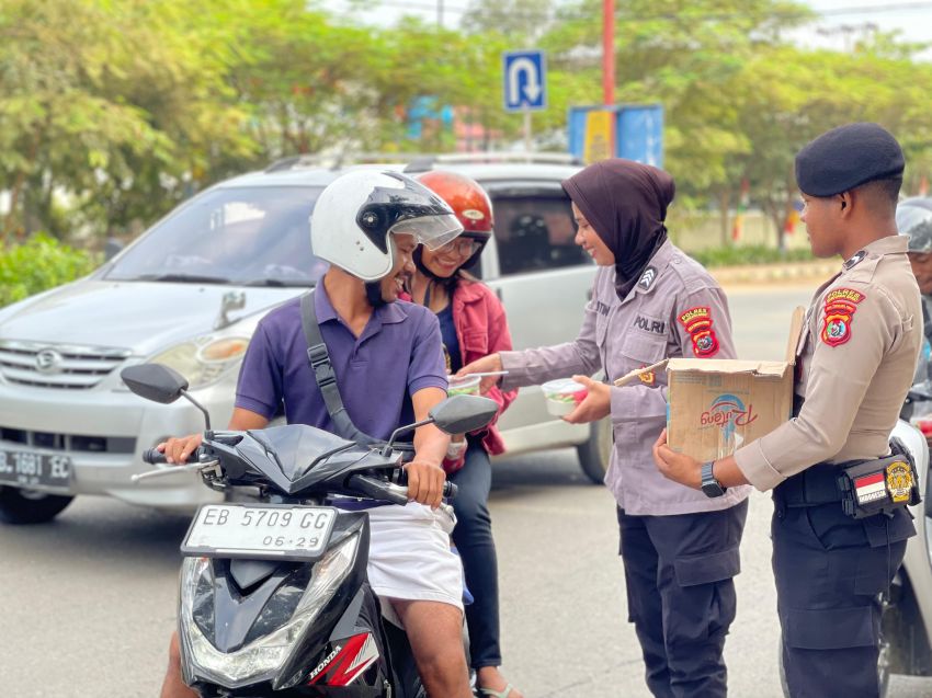 Bulan Suci Ramadhan, Polisi di Labuan Bajo Bagi Takjil Gratis