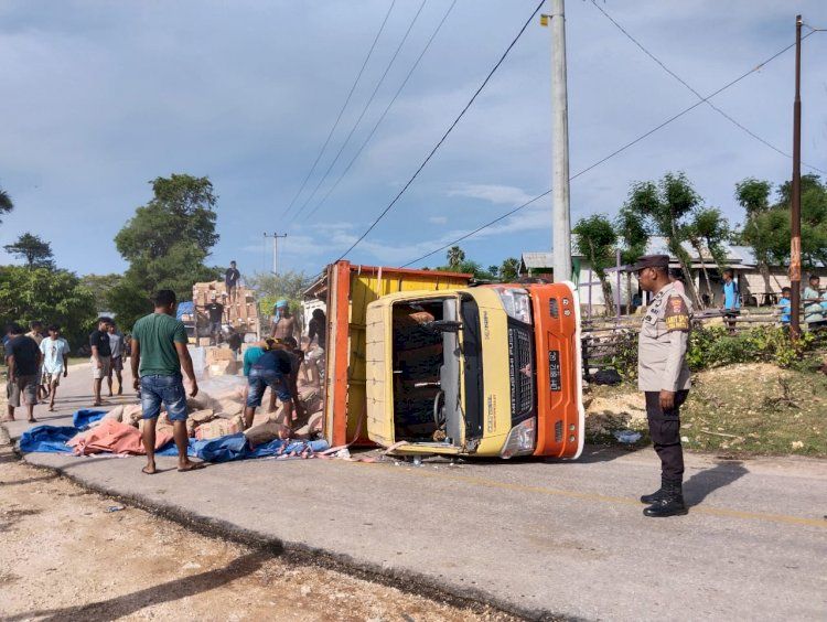 Gagal Naik Tanjakan, Truk Muat Barang di Rote Ndao Terjungkal di Jalan