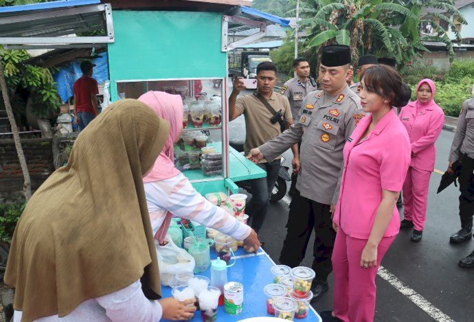 Borong Dagangan, Kapolres Ende dan Ketua Bhayangkari bag-bagi Takjil ke Warga