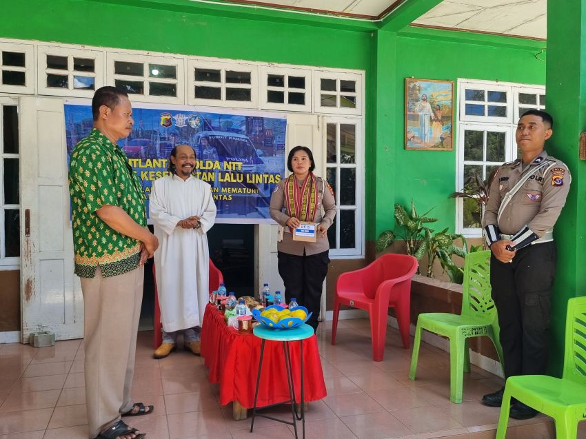 Ditlantas Polda NTT Kampanyekan Keselamatan Berlalu Lintas dan Berbagi dengan Warga Gereja Katolik Noelmina-Kupang