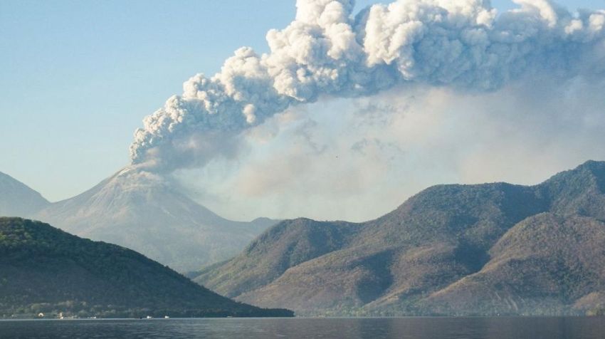 Senin Pagi, Gunung Lewotobi Laki-laki Meletus Dua Kali, Semburan Abu Vulkanik Capai 1,5 Kilometer