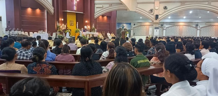 Umat Katolik di Kupang-NTT Gelar Misa Requem Bagi Jenazah Paus Fransiskus