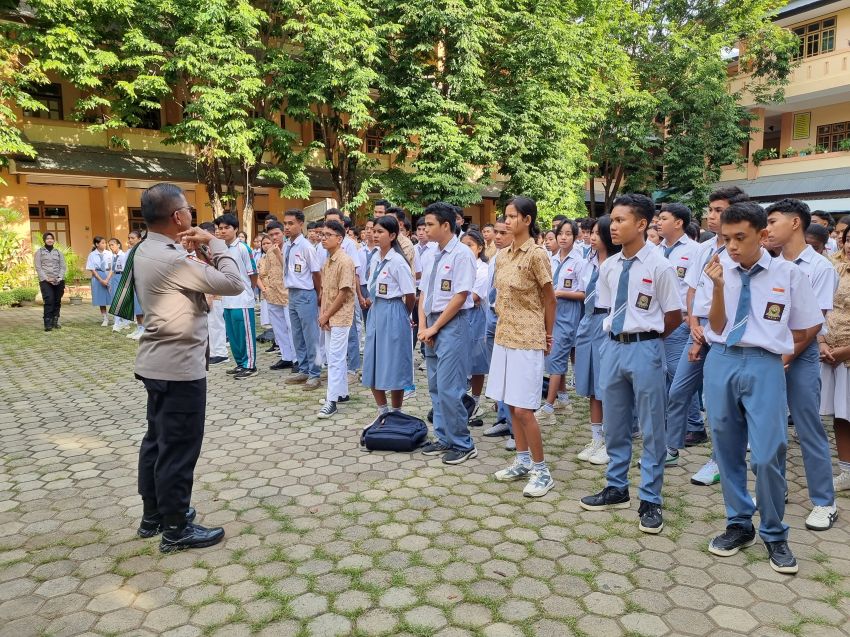 Sambangi Sekolah di Kota Kupang, Irwasda Polda NTT Sosialisasikan Penanganan Sejumlah Masalah Remaja
