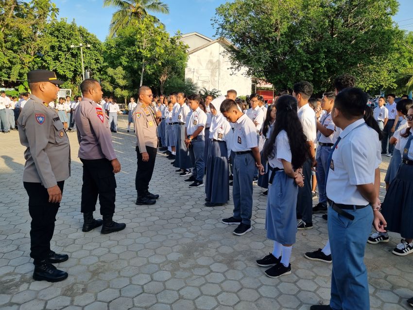 Bertemu Ratusan Siswa SMA Negeri 1 Kupang, Irwasda Polda NTT Minta Laporkan Pungli dan Kejahatan Lainnya