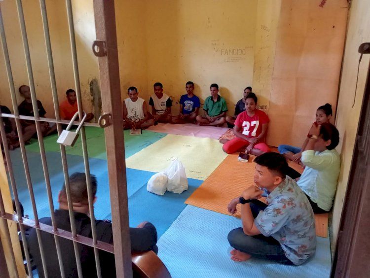 Tahanan Polres Kupang Dapat Pembinaan Rohani dan Mental