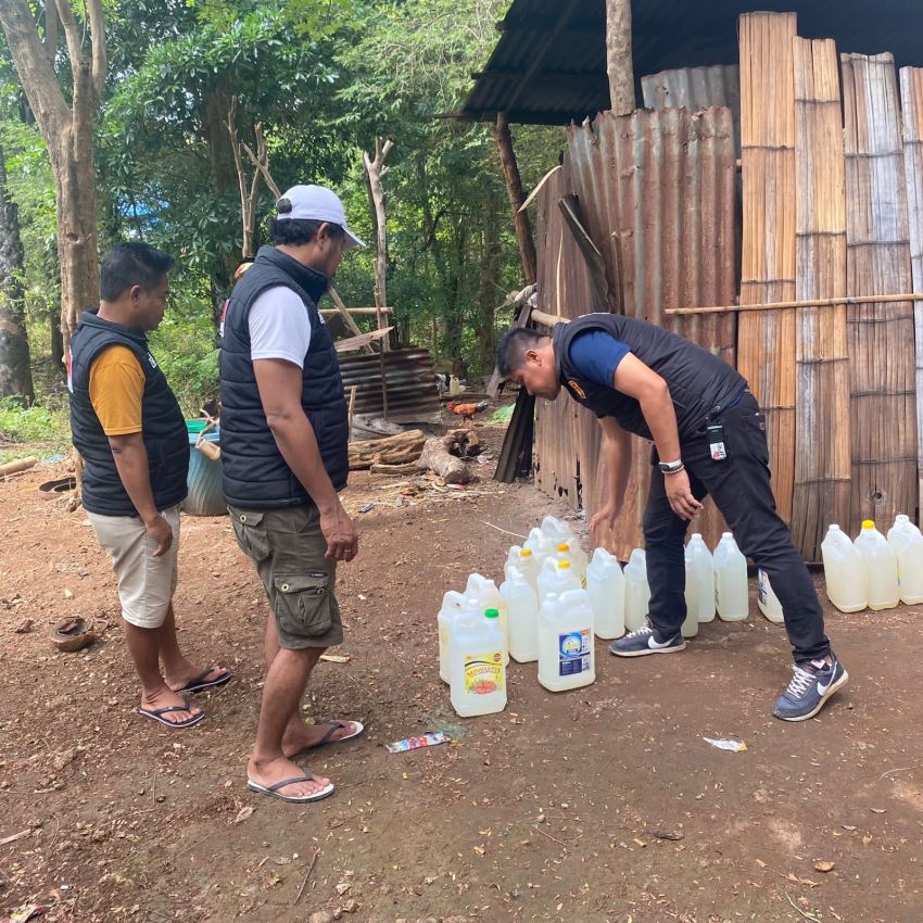 Warga Kupang-NTT Serahkan Senpira dan Miras Lokal Ke Polisi
