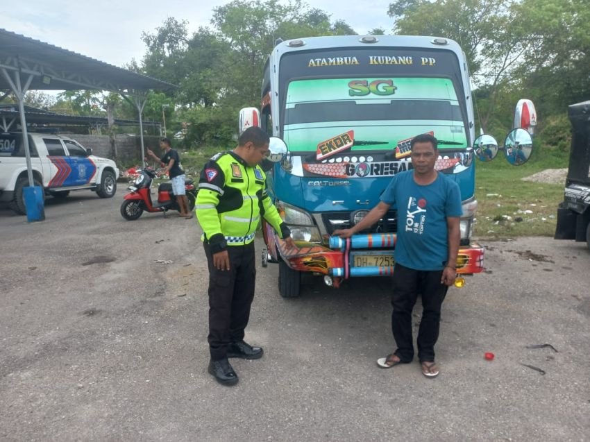 Sepeda Motor vs Bus, Ibu dan Balita di Kupang Nasibnya Memilukan