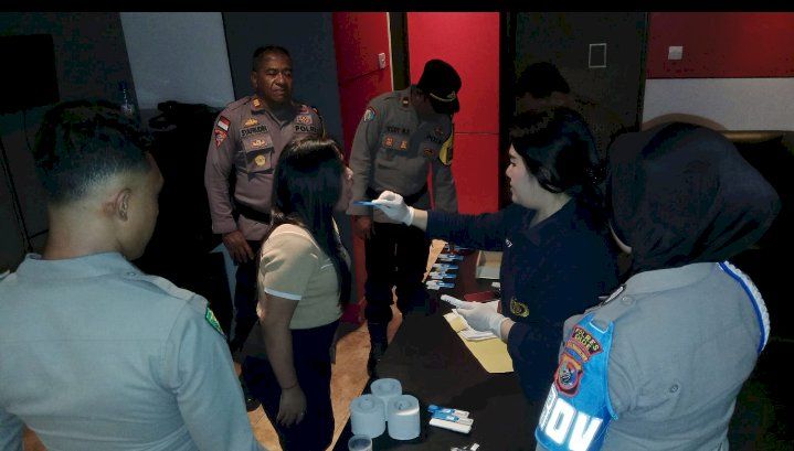 Polres Ende Tes Urine LC dan Pengunjung THM Saat Razia