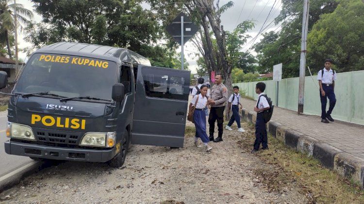 Prihatin Banyak Siswa ke Sekolah Jalan Kaki, Kapolres Kupang Siapkan Transportasi Gratis Bagi Anak Sekolah