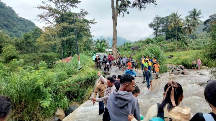 Warga di Sikka-NTT Terpaksa Dievakuasi Akibat Meluapnya Kali Pasca Hujan