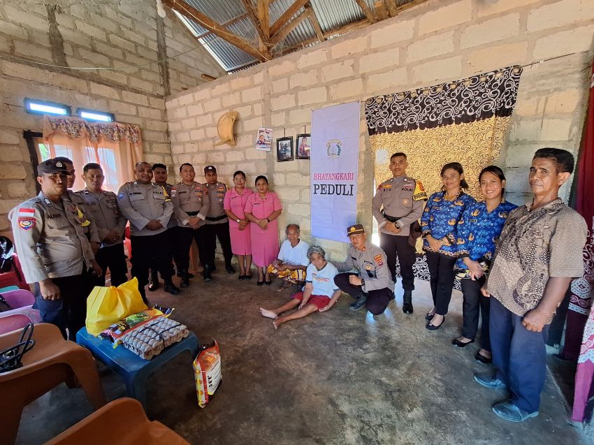 Polsek Pantai Baru Bersama Bhayangkari Salurkan Bansos Bagi Warga Masyarakat