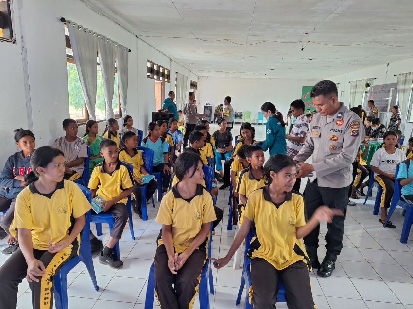 Gandeng Nakes, Polsek Pantai Baru Turun ke Sekolah Beri Penyuluhan dan Pemeriksaan Kesehatan Gratis