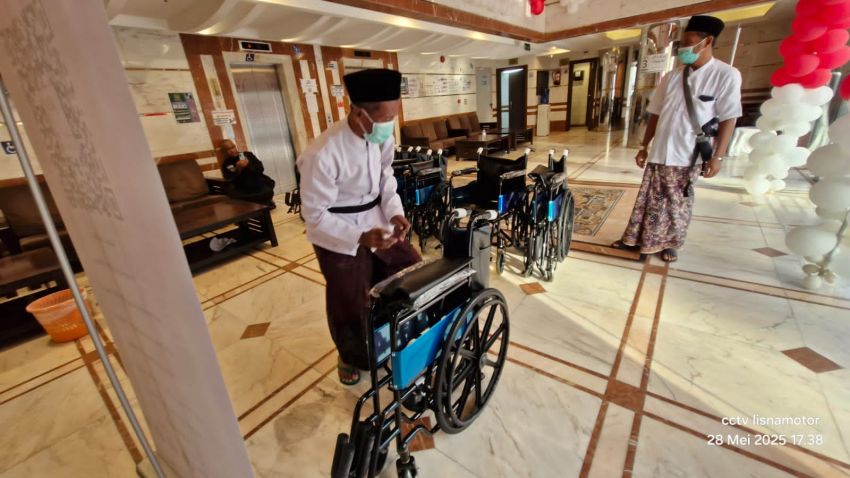 Solidaritas Kepada Jemaah Lansia dan Berkebutuhan Khusus, Jemaah Kloter SOC 55 Gotong Royong Galang Dana Beli Kursi Roda