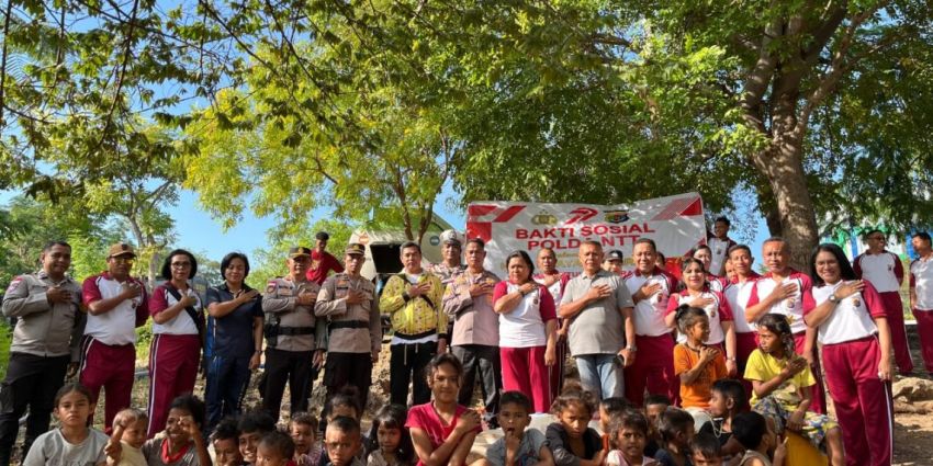 Biro Logistik Polda NTT Bagi Air Bersih Kepada Pemulung di Kota Kupang