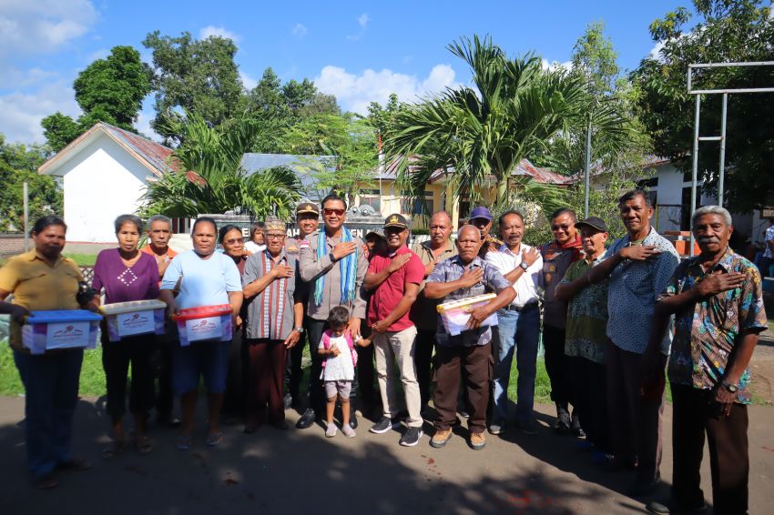 Wakapolda NTT Salurkan Bansos Bagi Warga Kabupaten Alor