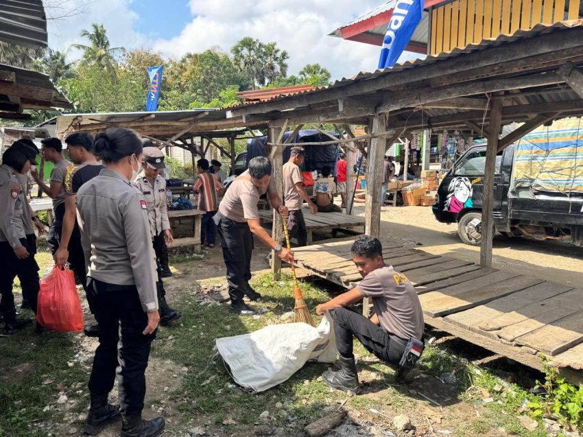 Polres Rote Ndao Bersihkan Rumah Ibadah dan Pasar
