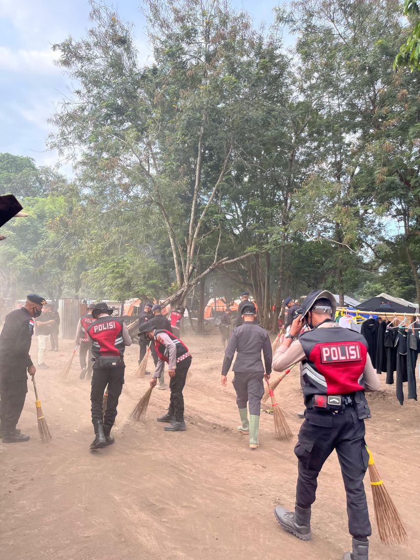 Anggota Polda NTT Bersihkan Lokasi Terdampak Erupsi Gunung Lewotobi Laki
