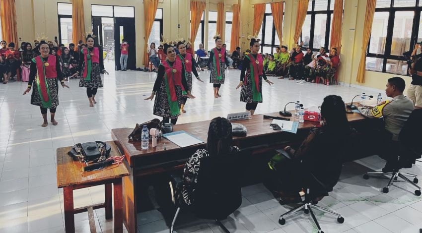 Enam Tim Meriahkan Lomba Tarian Kreasi dan Pergaulan Peringati HUT Bhayangkara ke-79 Polres Rote Ndao
