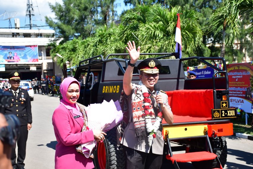 Tradisi Pedang Pora Lepas Keberangkatan Brigjen Pol Awi Setiyono dari NTT