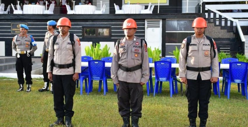 Anggota Polda NTT Pelaku Pelanggaran Wajib Gunakan Ransel dan Helm Orange Saat Apel Pagi
