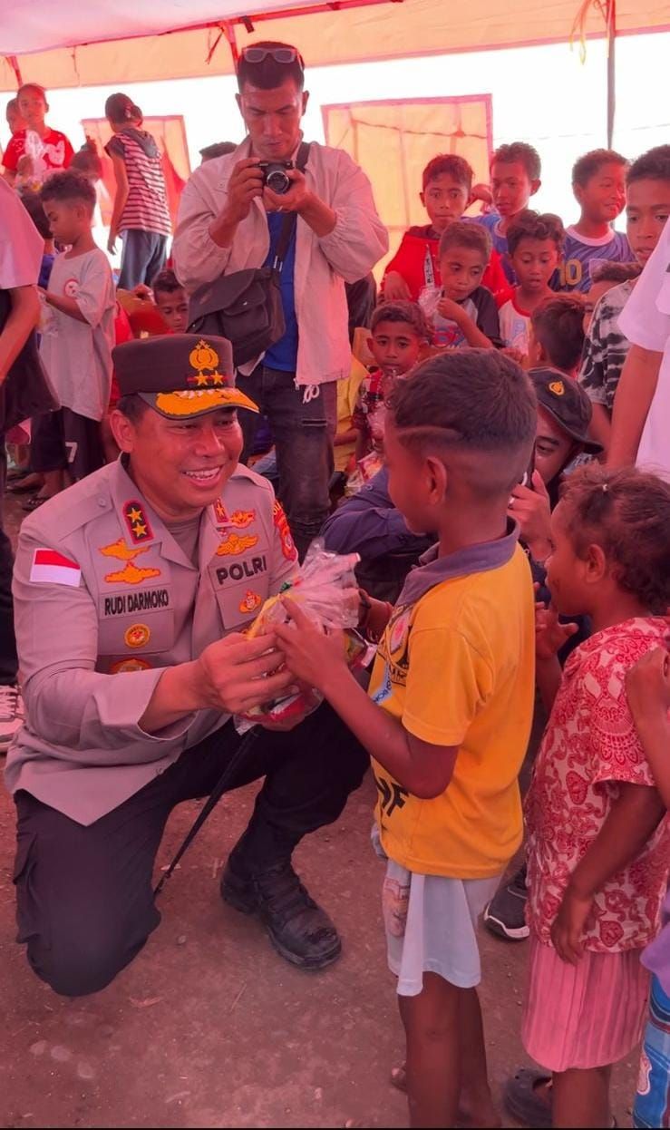 Kunjungi Warga di Lokasi Pengungsian Desa Konga-Flores Timur, Kapolda NTT Sapa Warga dan Beri Bantuan