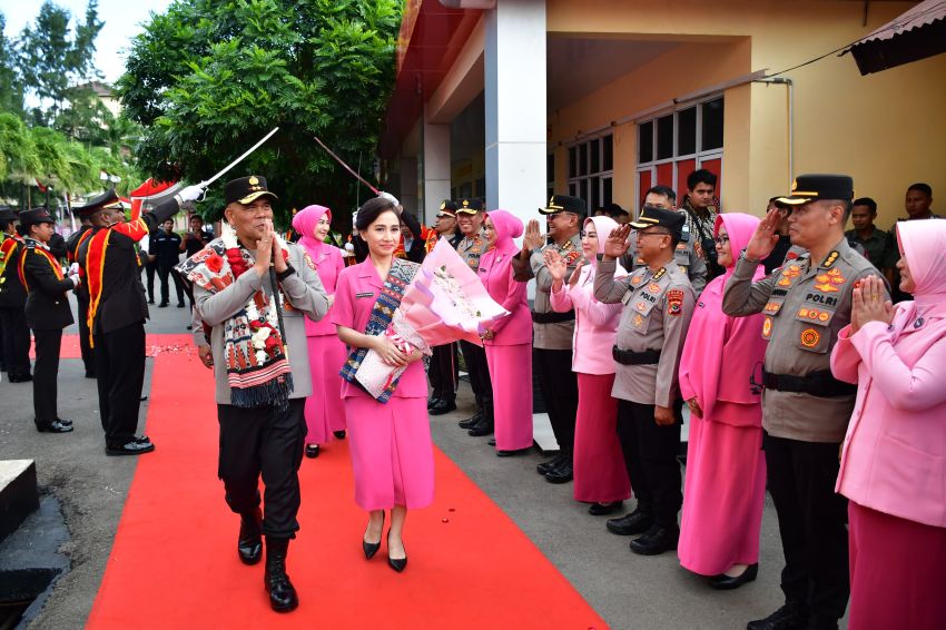 Diringi Tradisi Pedang Pora, Irjen Pol Daniel Tahi Monang Silitonga Tinggalkan Polda NTT Dalam Suasana Haru
