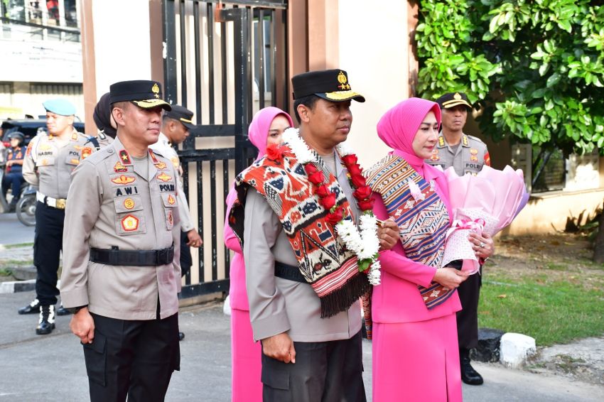 Kapolda NTT Diterima Natoni dan Tradisi Kehormatan