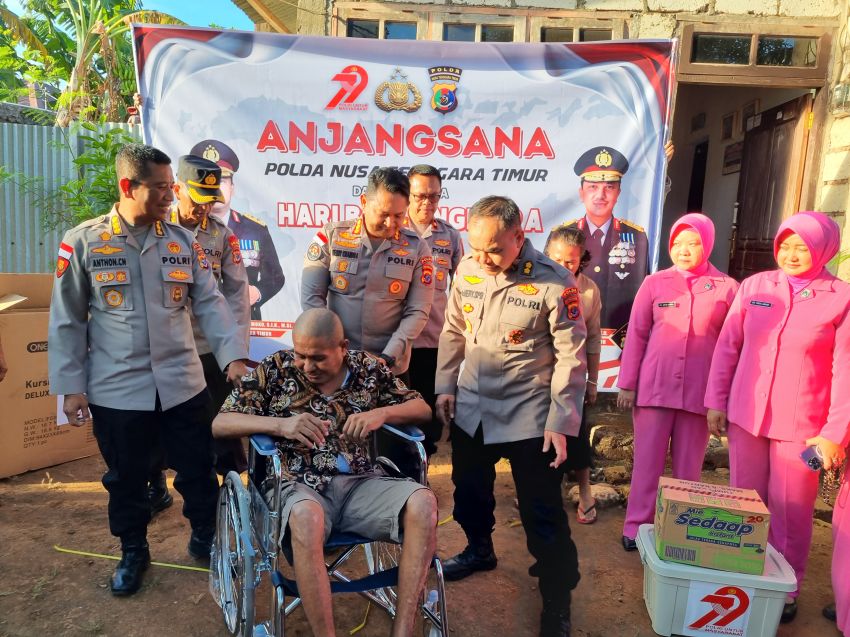 Tiga Tahun Sakit dan Tidak Berdinas, AKP Edi Melkianus Tube Terharu Dengan Bantuan Kursi Roda dari Kapolda NTT