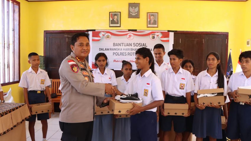Polres Rote Ndao Berbagi Dengan Siswa SLBN Lobalain