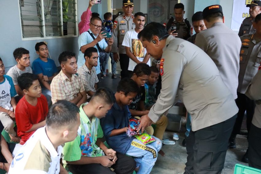 Wakapolda NTT Sambangi Panti Asuhan Bhakti Luhur Ende