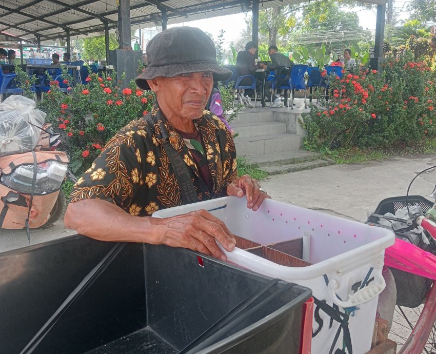 Semangat Abadi Kakek Supardi Penjual Sate Rendang Keliling Medan