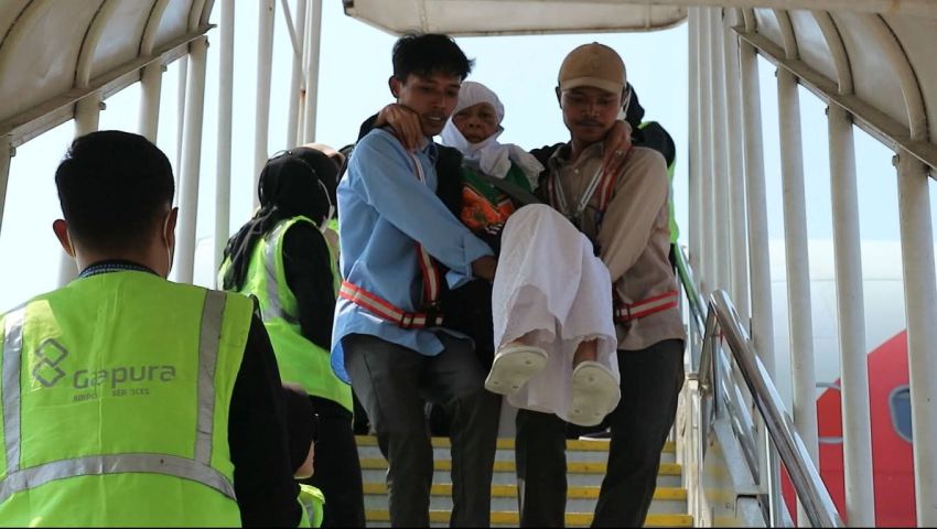 Petugas Lansia PPIH Embarkasi Solo Bopong Jemaah: Tak Sekadar Tugas, Tapi Panggilan Hati