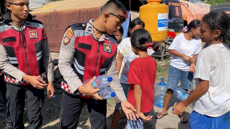 Polisi Bagi Air Bersih di Lokasi Pengungsian Gunung Lewotobi Laki-laki