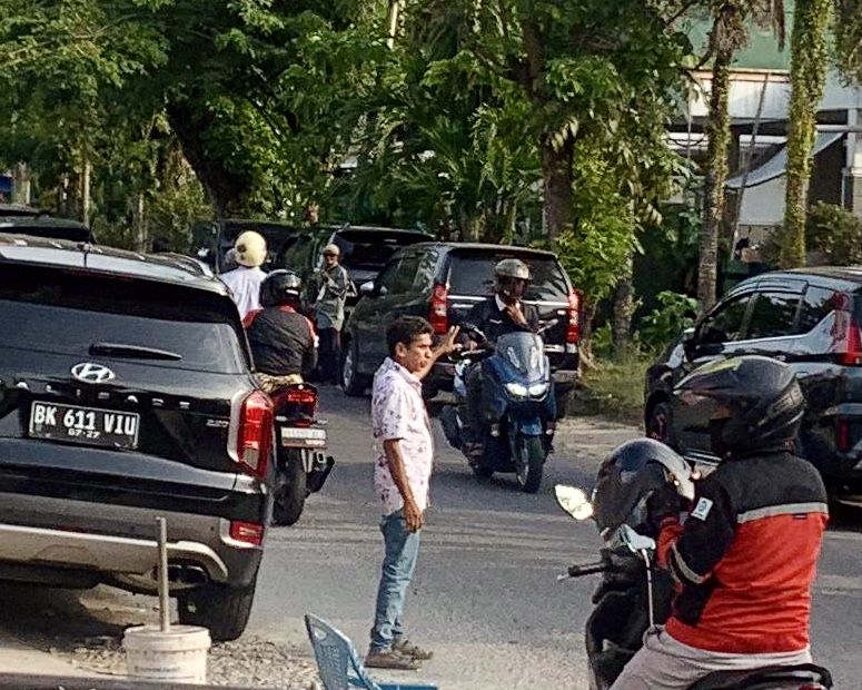 Di Balik Peluit Kecil, Ada Tekanan Besar
