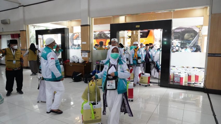 Jemaah Haji Kloter 1 SOC Tiba di Tanah Air, Asisten Pemerintahan dan Kesra Prov Jateng Apresiasi Petugas